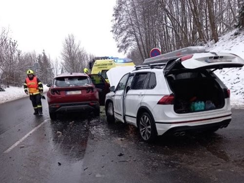 Srážka dvou osobních vozidel si vyžádala zásah složek IZS