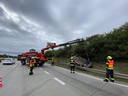 Na Pražském okruhu se po nehodě převrátilo auto, na kola ho vracely dvě jednotky hasičů
