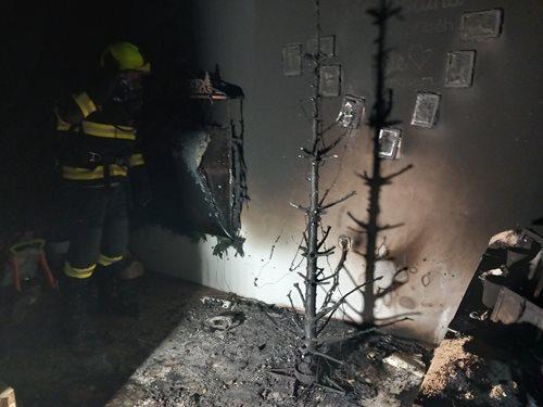 Vánoční večer pod dohledem hasičů. Štědrý den přinesl desítky zásahů a několik požárů