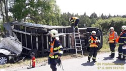 Nákladní vozidlo s přívěsem se střetlo s osobním vozem