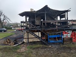 Při nočním požáru garáže byli zraněni tři lidé