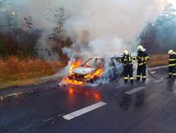 Na hradecké dálnici shořelo osobní auto, posádka stačila vystoupit