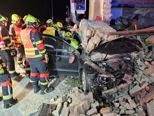Náraz auta do domu na Děčínsku zaměstnal hasiče i záchranáře