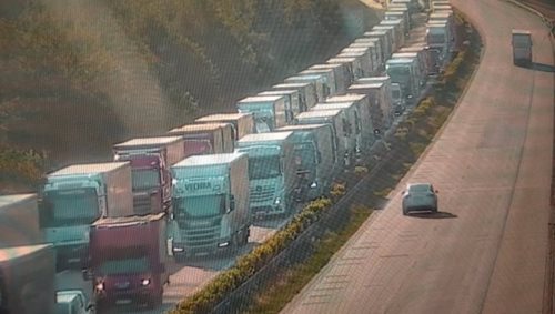 Kamiony zaplnily dálnici směrem do Německa. Policie varuje před kolonami
