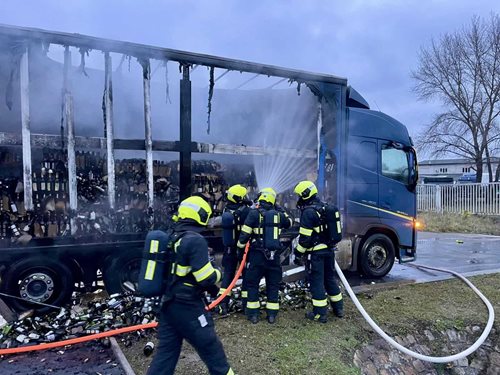 Požár nákladního vozidla ochromil dopravu