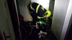 Při požáru sklepní kóje v obytném domě na Černém Mostě bylo evakuováno 18 osob