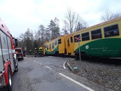 Čtyři zranění po střetu osobního vlaku a kamionu na Příbramsku