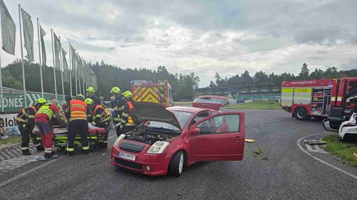Dvě auta havarovala na autodromu. Jednu osobu museli hasiči vyprostit