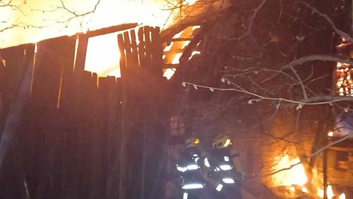 Oheň zachvátil dům a hrozil zřícením střechy