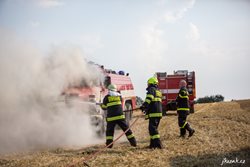 Požár devíti hektarů strniště, opět se záchranou lesa