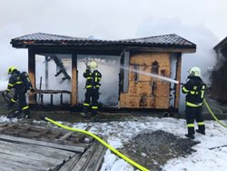 Za požár dokončované chatky na Novojičínsku může sušení laku topidlem
