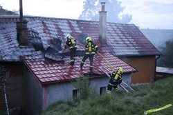 Požár domu v Halenkovicích hasilo šest jednotek hasičů.