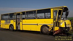 Střet osobního automobilu a autobusu si vyžádal tři zraněné.