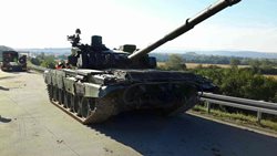 Při převozu přepadl tank z  přívěsu na silnici a zablokoval provoz na  směru z Olomouce na Ostravu 