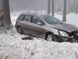 U Pohledce byl v lese havarovaný vůz