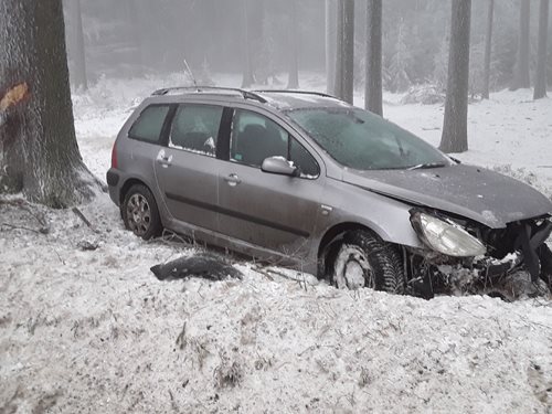 U Pohledce byl v lese havarovaný vůz