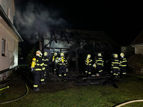 Požár stodoly zachvátil objekt se senem, hasiči zabránili rozšíření na dům