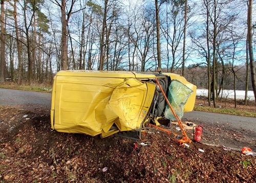 Opilý řidič nezvládl zatáčku, dodávka se převrátila a spolujezdec utrpěl zranění