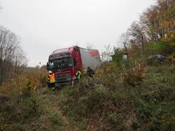Nehoda kamionu v buchlovských kopcích.