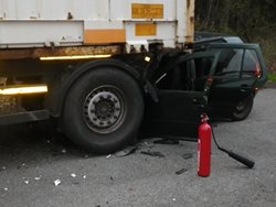 Poblíž Úlic vjelo auto pod kamion, řidič zemřel