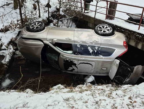 Osobní auto sjelo ze silnice, hasiči ho vyprostili z koryta potoka