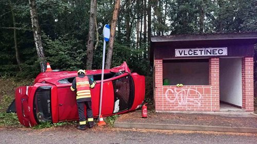 Hasiči vyjížděli během rána ke dvěma nehodám. Pomáhali řidičce i zraněnému cyklistovi