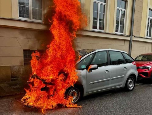 Hasiči rychle zasáhli u požáru osobního automobilu