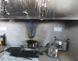 V bytě hořela digestoř, u požáru se zranila jedna osoba