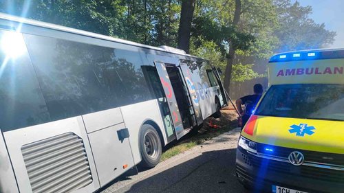 Autobus narazil na Třeboňsku do stromu. Zraněného řidiče transportoval vrtulník
