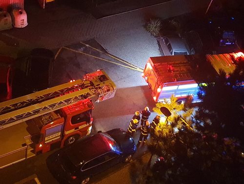 Požár bytu zaměstnal pět jednotek hasiči evakuovali 25 osob