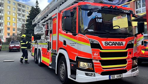 Požár bytu si vyžádal evakuaci desítek lidí