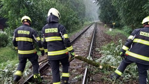 Bouřky zaměstnaly hasiče v Královéhradeckém kraji. Vyjížděli k jedenácti událostem