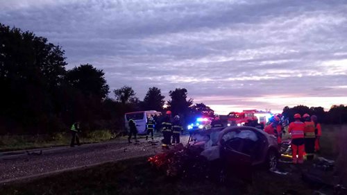 Autobus po střetu s autem skončil v kolejišti. Nehoda omezila silniční i železniční dopravu