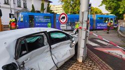 Bison v akci: Tramvaj vykolejila po nárazu s autem a skončila mimo koleje