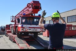 Hasiči hasičům - výšková technika pro Ukrajinu opustila Česko
