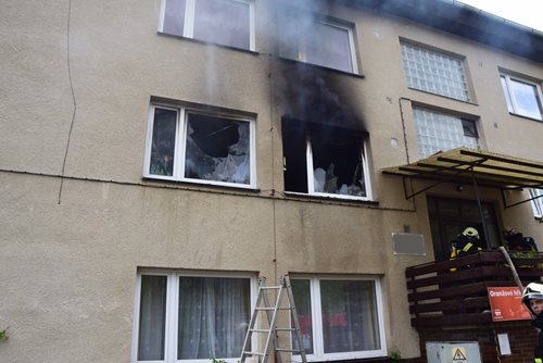 Požár v bytovce pod přehradou Orlík s milionovou škodou