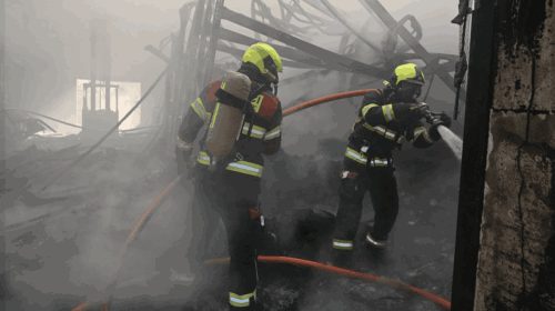 Rozsáhlý požár ochromil provoz a zranil zasahující hasiče