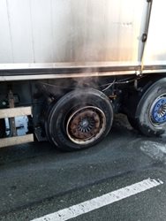 Požár pneumatiky kamionu