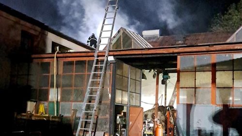 Požár se z pergoly rozšířil na rodinný dům