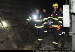 Hasiči vyprostili osobu, která se střetla s vlakem v tunelu u hlavního nádraží