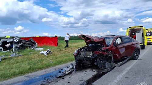 Čelní střet skončil tragédií. O život přišly dvě osoby