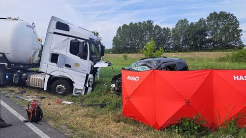Čelní střet osobního auta a nákladního vozidla skončil tragicky. Jeden člověk nepřežil