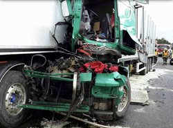 Nehoda tří nákladních vozidel s osobním uzavřela dálníci D46 na Prostějovsku