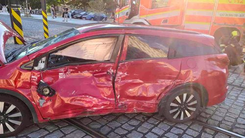 Tramvaj se v Praze střetla s osobním autem. Dva lidé skončili v péči záchranářů
