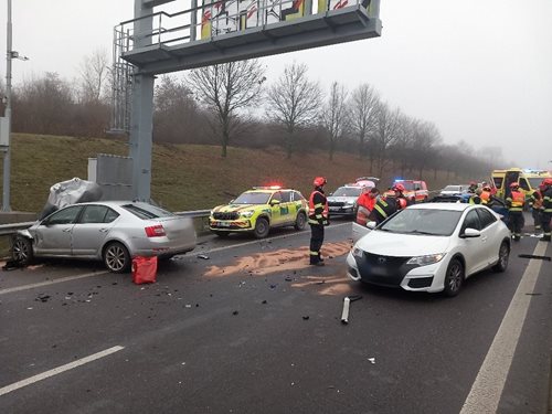 Série ranních nehod zatížila provoz a vyžádala zásahy záchranných složek