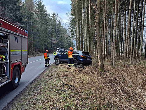 Osobní vozidlo po nehodě skončilo mimo silnici