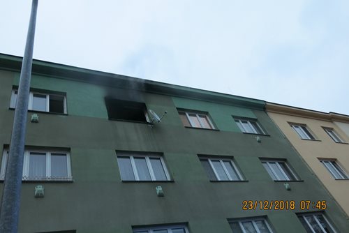 Při požáru bytu v Ostravě zachránili policisté a hasiči tři osoby, jedna z nich byla zraněná