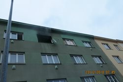 Při požáru bytu v Ostravě zachránili policisté a hasiči tři osoby, jedna z nich byla zraněná