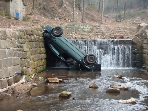 Auto skončilo v Hartském potoce