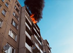 Požár bytu v Šumperku - zraněné osoby, evakuace